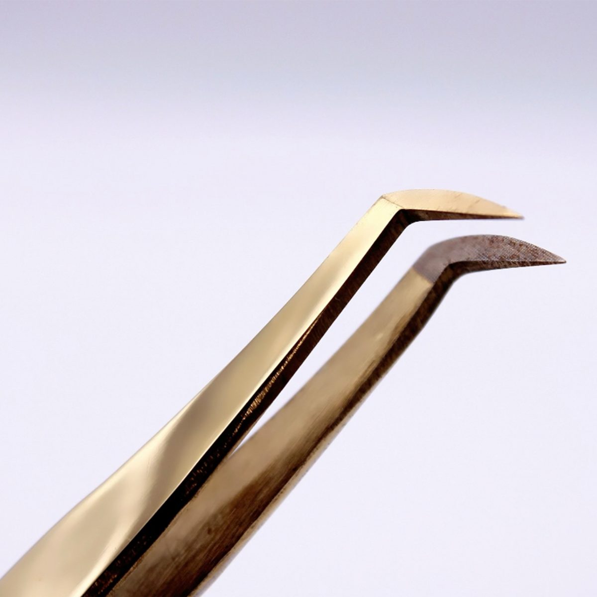 Volume Gold Curved Fiber Tip Tweezer