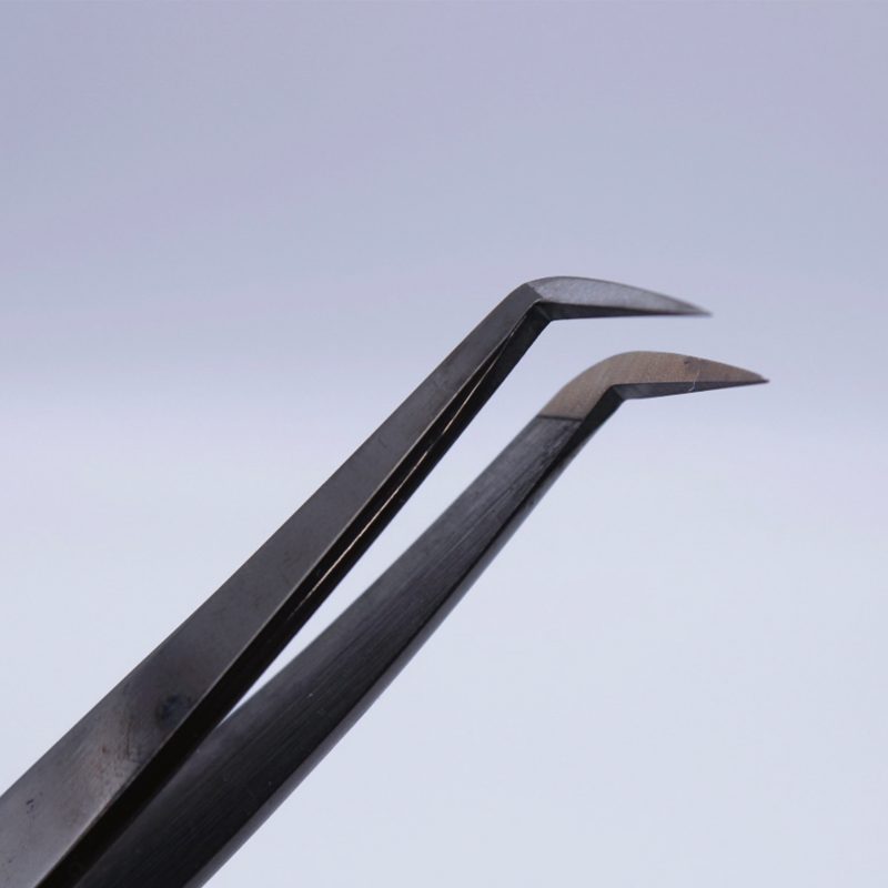 Volume-Nano Black Curved Fiber Tip Tweezers