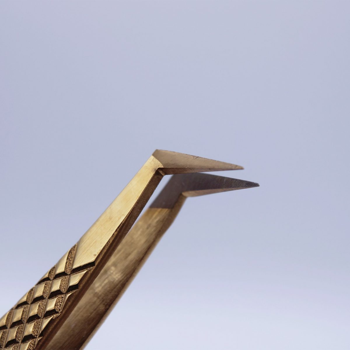 Volume-Diamond Gold Fiber Tip Tweezer